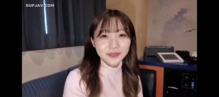 強硬扒光風騷小少婦，揉奶摳逼按著頭草嘴，大雞巴插入騷逼瞬間就老實了，享受小哥打樁機式抽插，浪叫不止