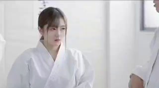 18岁这么骚的么!! 发育不错~奶头粉鲍鱼嫩